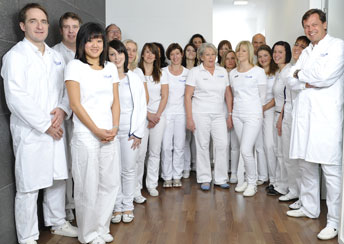 فريق مستشفى Gelenk Klinik متفانٍ لرعاية المرضى من جميع أنحاء العالم.